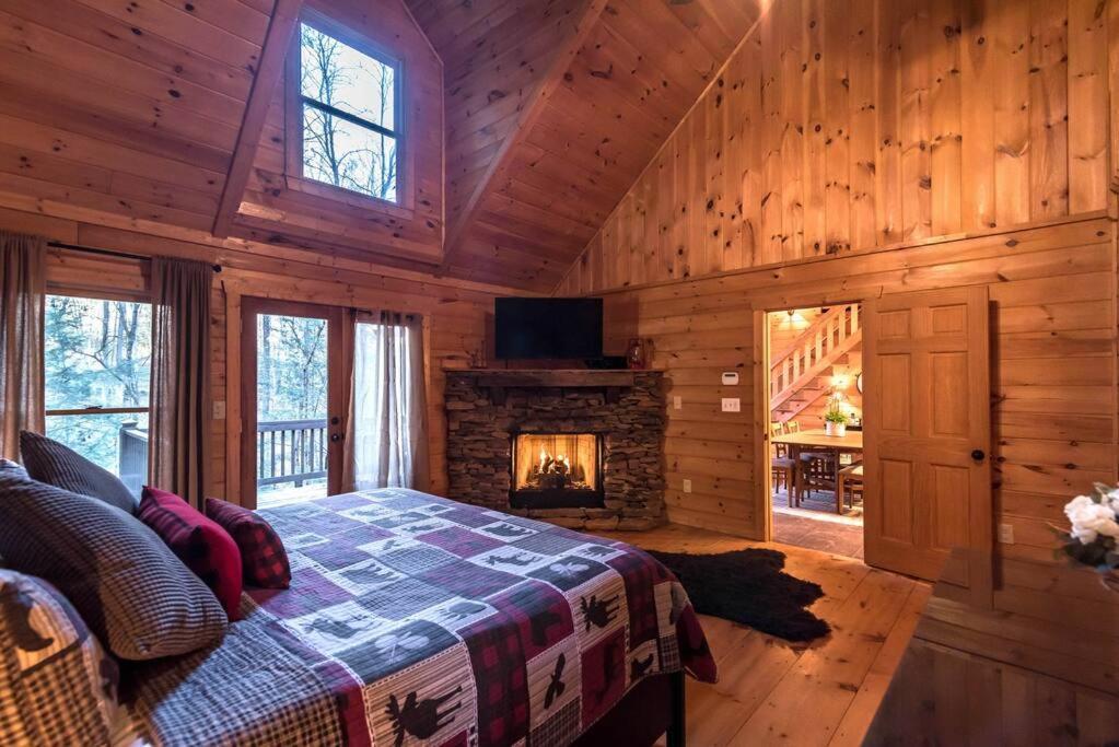 Private Creekside Cabin+hot Tub,pool Table, & Pets *