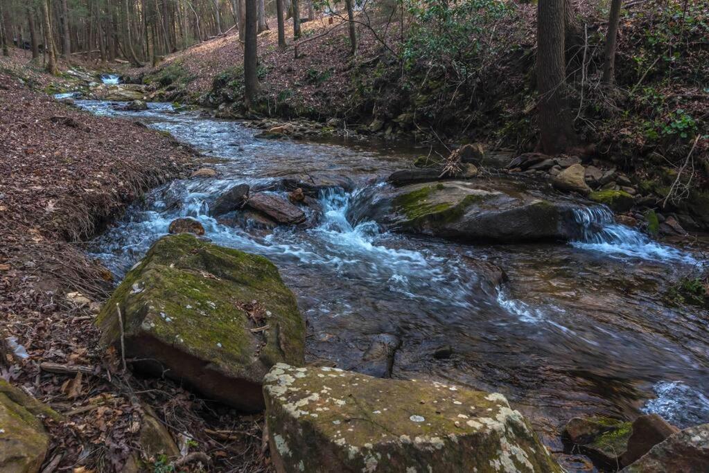 Private Creekside Cabin+hot Tub,pool Table, & Pets Holiday home *
