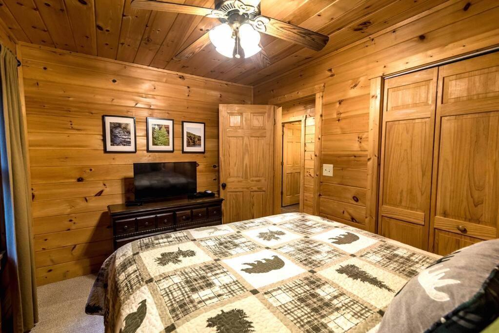 Holiday home Private Creekside Cabin+hot Tub,pool Table, & Pets *