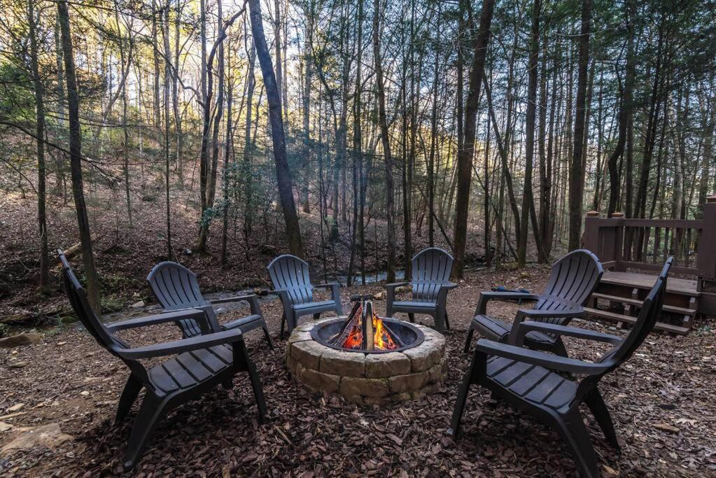 Private Creekside Cabin+hot Tub,pool Table, & Pets *